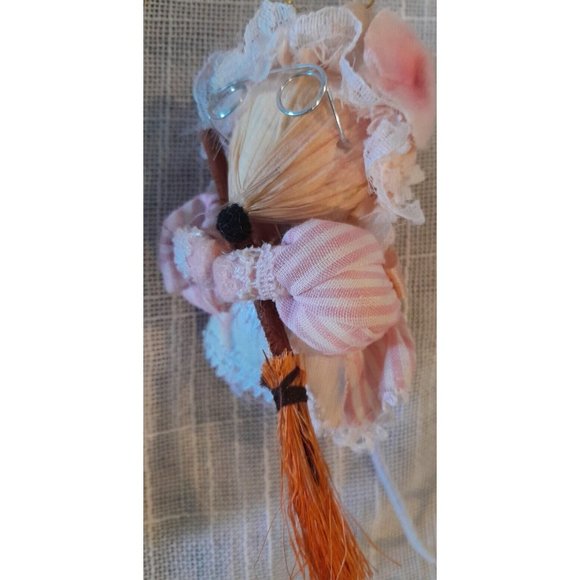 2 Corn Husk Ornaments An Angel And A Granny Mouse Not Labeled Very Cute Preowned - Picture 3 of 7